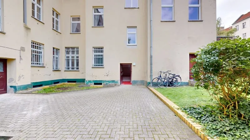 Treppenhaus und Innenhof, Berlin-Lichtenberg